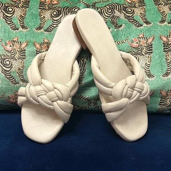 KAANAS SIZE 8 ivory sandals 👡 - Picture 1 of 6